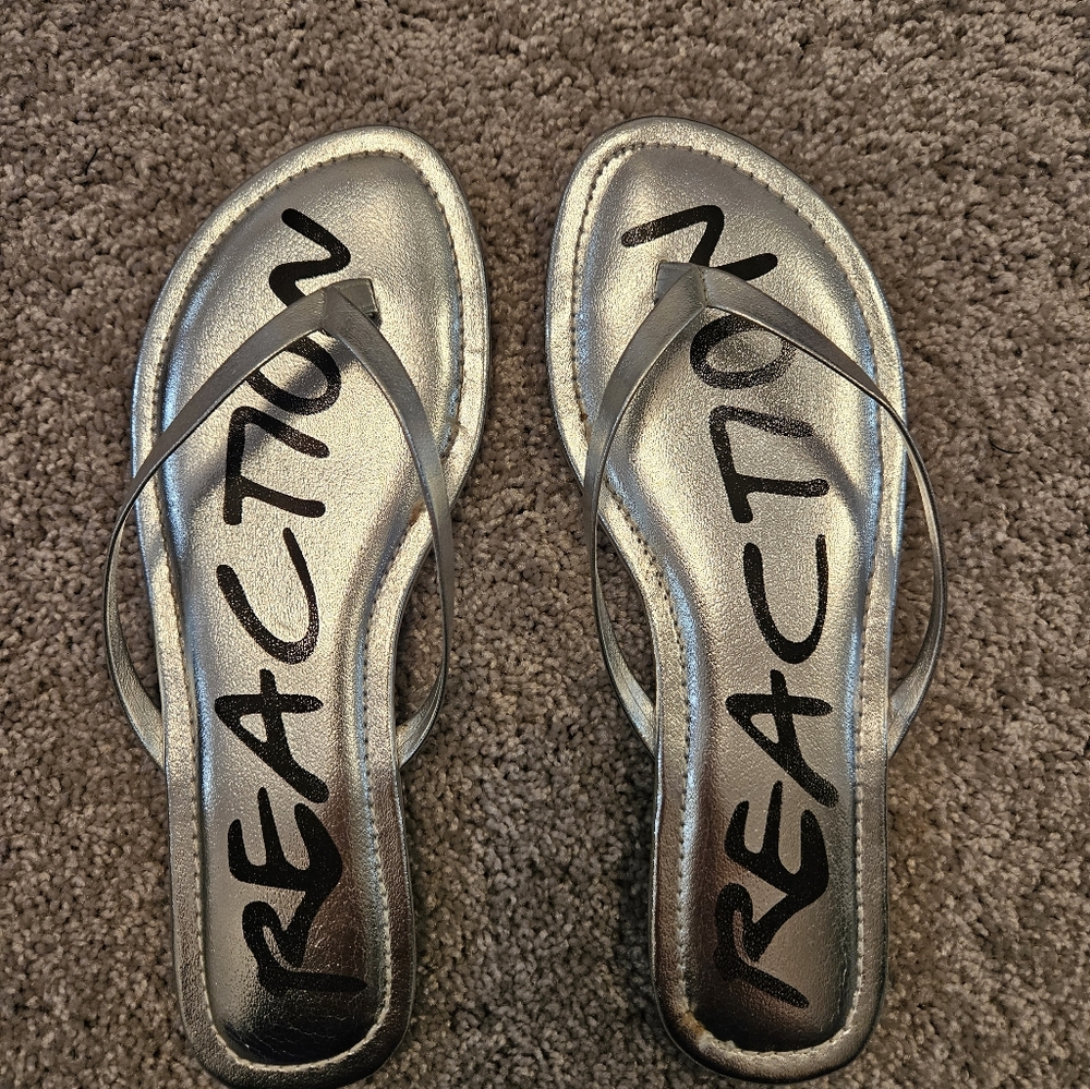 Kenneth Cole New York Silver Sandals Sporty Flip-Flop Design
